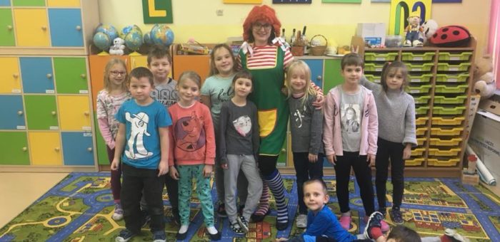Bajkowi goście u pierwszoklasistów