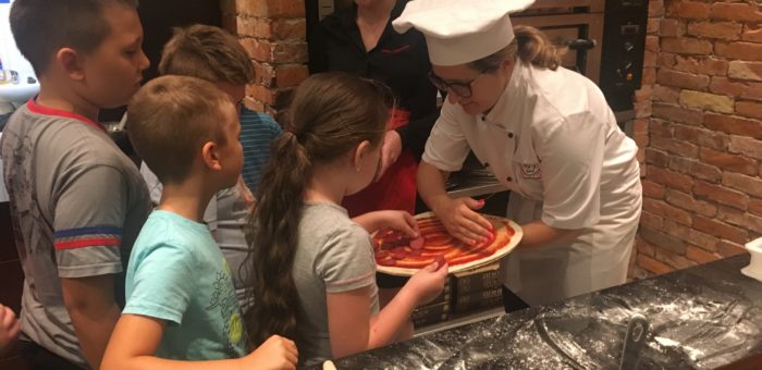 Drugoklasiści w pizzerii