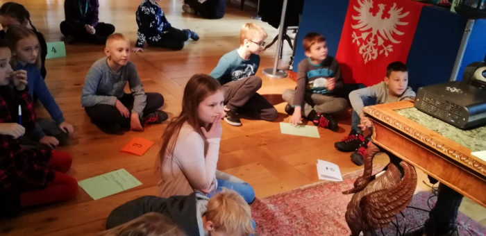 Czwartoklasiści na lekcji o Powstaniu Wielkopolskim