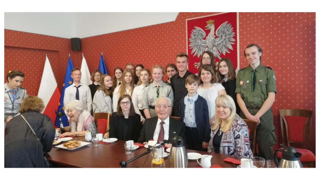 95. urodziny pana Zbigniewa Podeszwy - prezesa Stowarzyszenia Szarych Szeregów - oddział Wielkopolska świętowane w Urzędzie Miasta Poznania oraz uczniowie i nauczyciele z naszej szkoły.