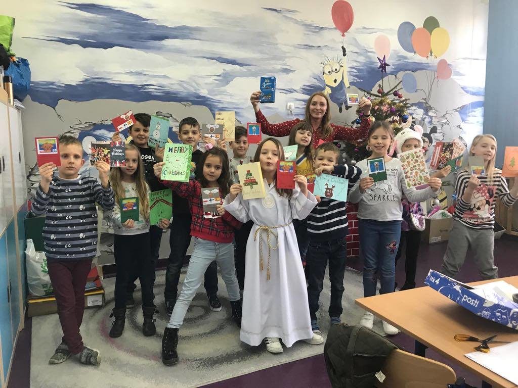 Uczniowie na zajęciach eTwinning z kartkami bożonarodzeniowymi wysyłanymi do dzieci z krajów biorących udział w projekcie.