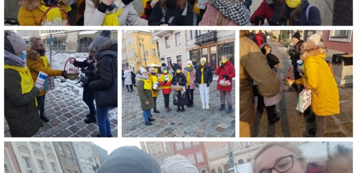 Wolontariusze na bożonarodzeniowym jarmarku