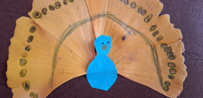 Liście miłorzębu – pawie | świetlica